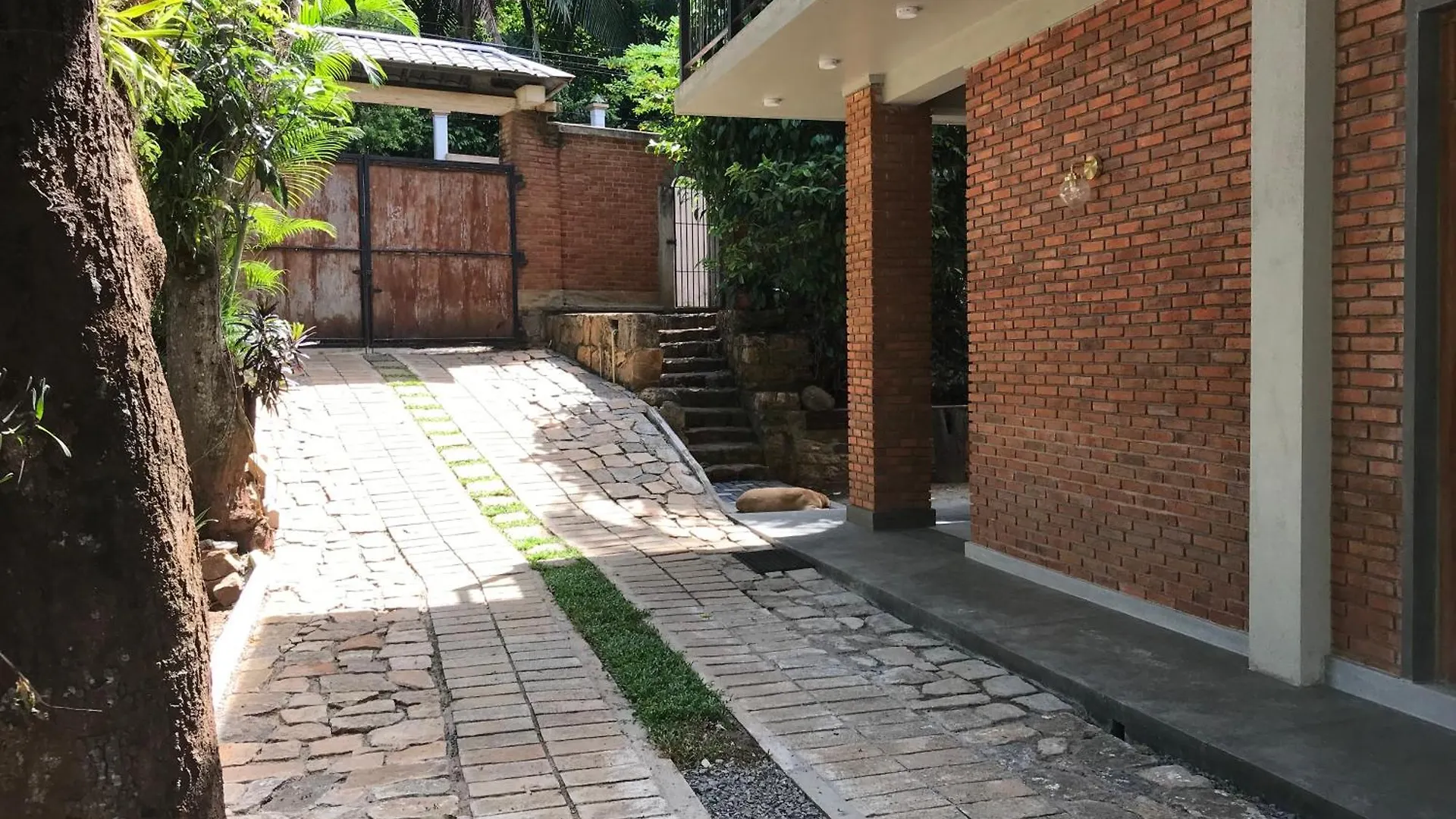 Homestay Kandy Brick Bungalow Ampitiya Sri Lanka